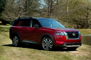 2022 Nissan Pathfinder front three quarters right side