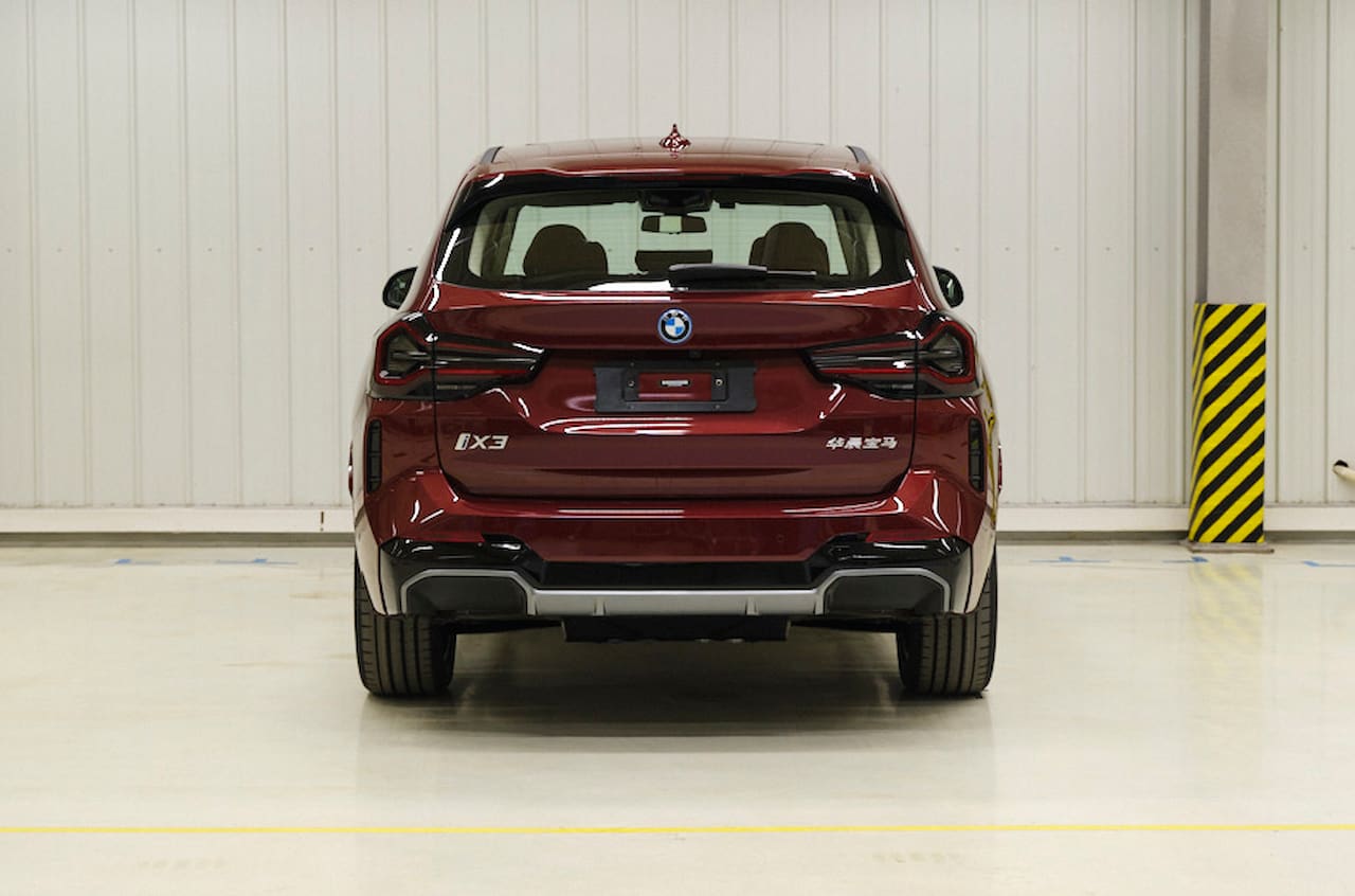 New-BMW-iX3-facelift-rear-leaked-image.j