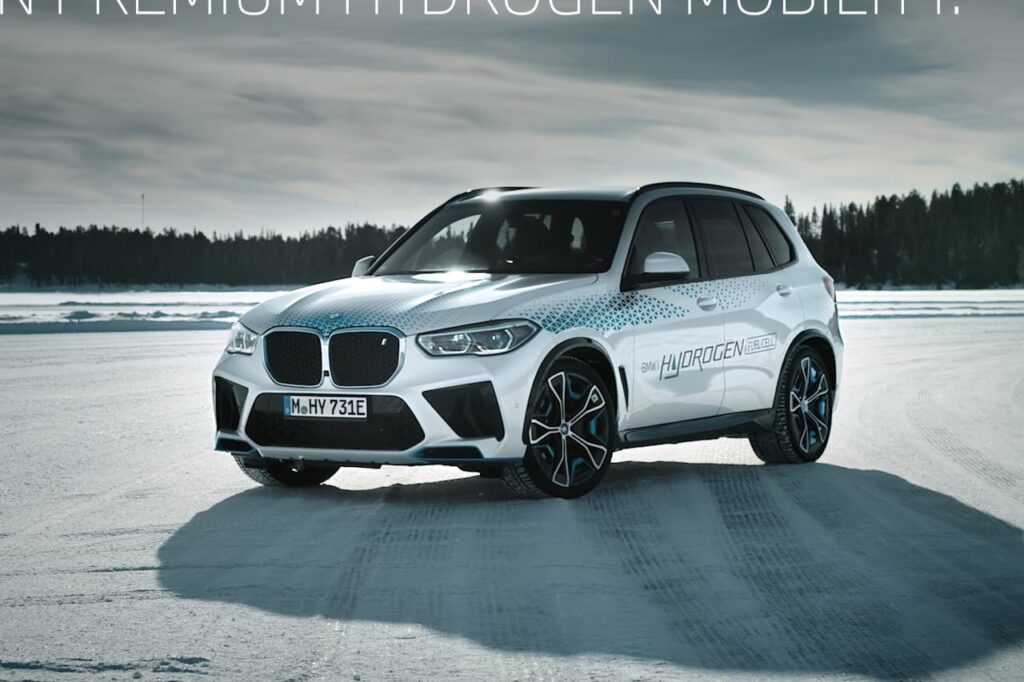 BMW iX5 Hydrogen front three quarter live image