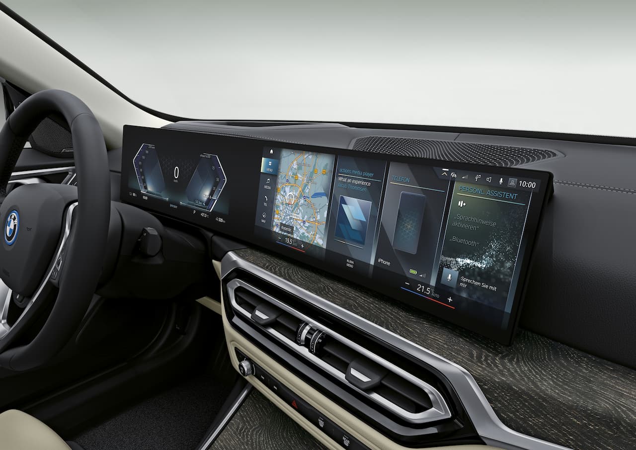 BMW i4 infotainment screen & digital cluster