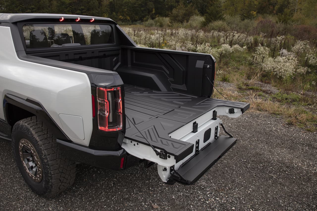 2022 Hummer EV Pickup flat bed with step