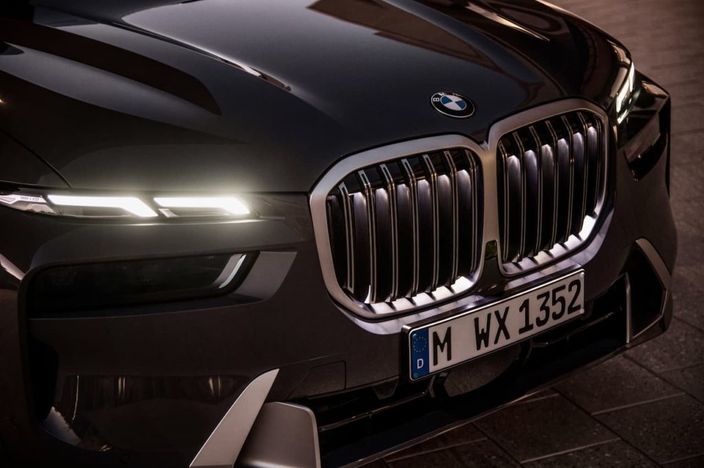 2023 BMW X7 headlamps and illuminated grille