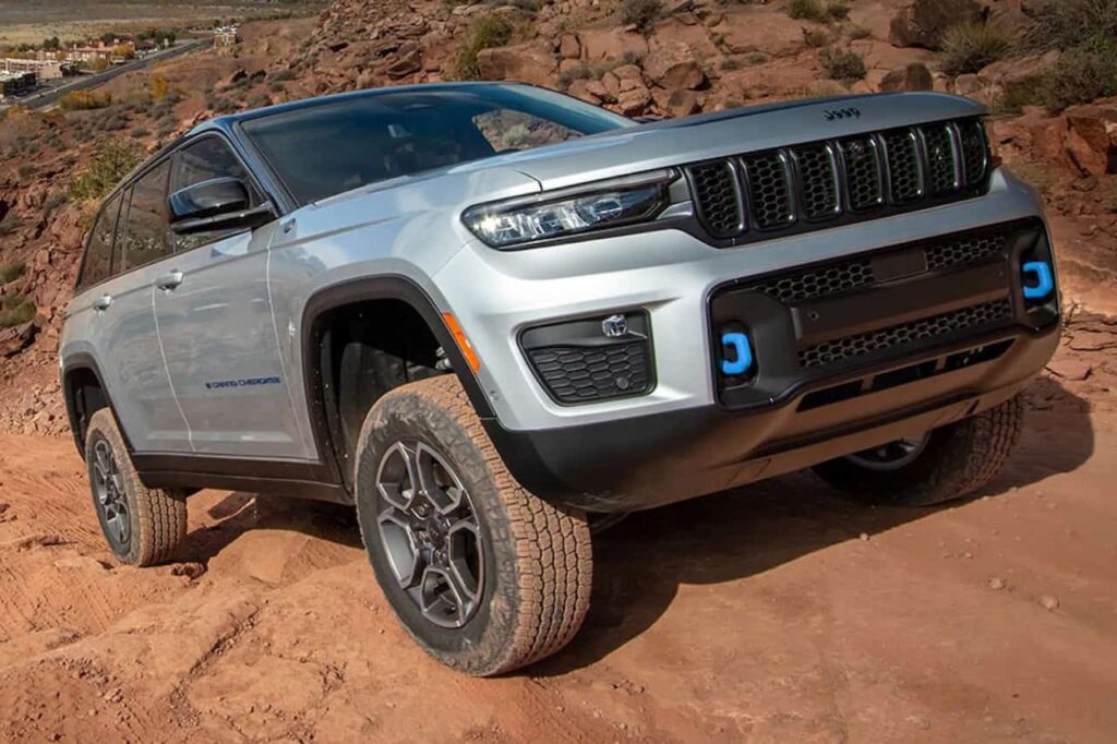 2023 Jeep Grand Cherokee Trailhawk 4xe off-roading