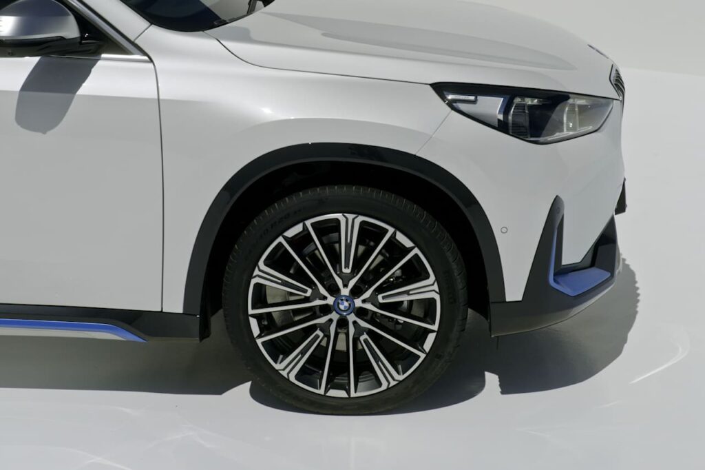 2023 BMW iX1 wheel live image
