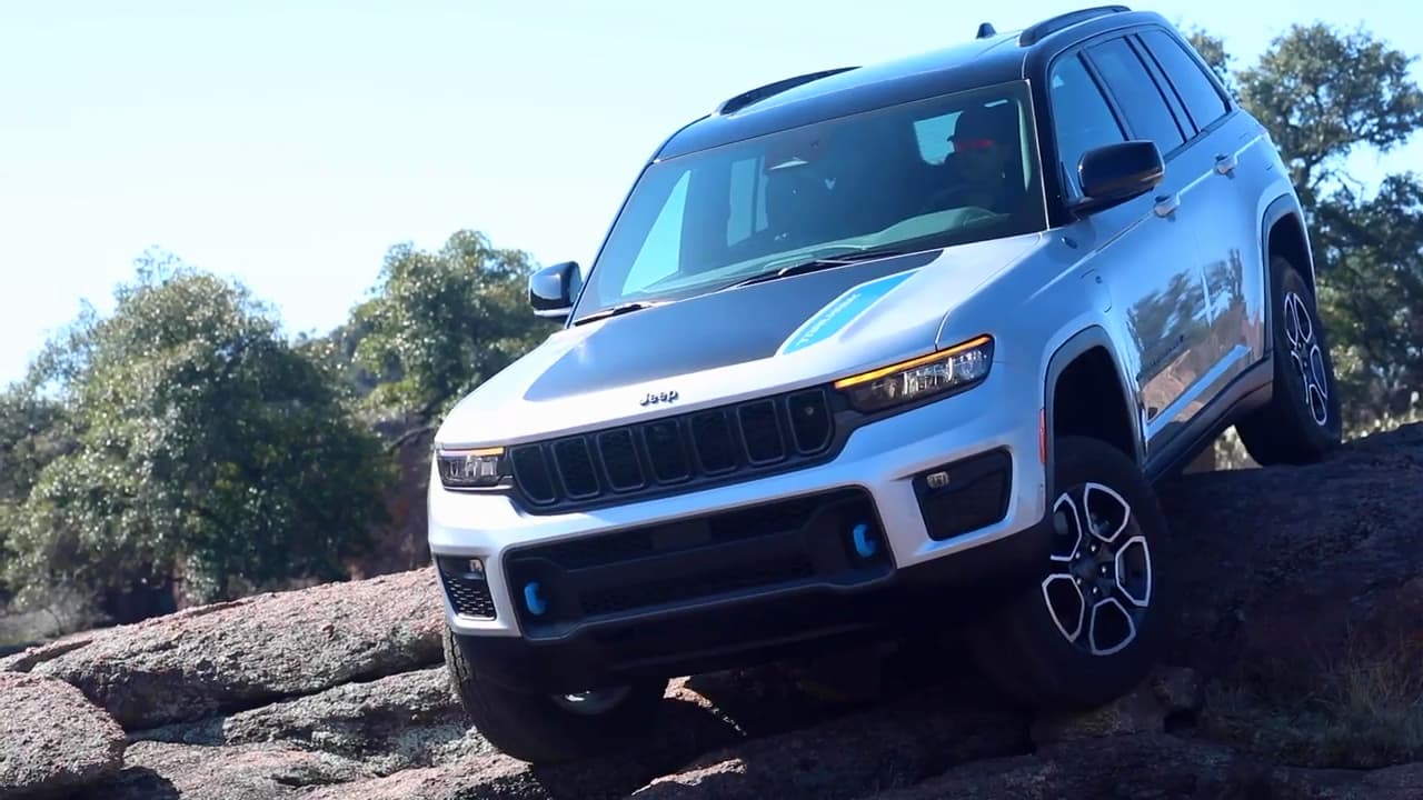 2023 Jeep Grand Cherokee Trailhawk 4xe off-roading live image