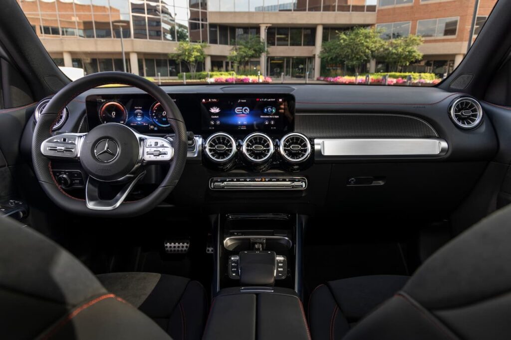 Mercedes EQB 300 4MATIC interior dashboard