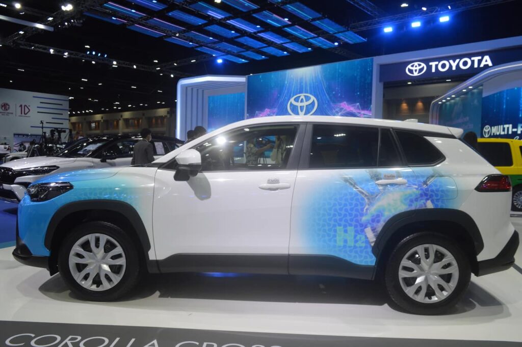 Toyota Corolla Cross Hydrogen left side
