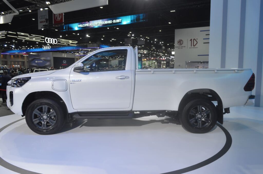 Toyota Hilux Electric concept left side