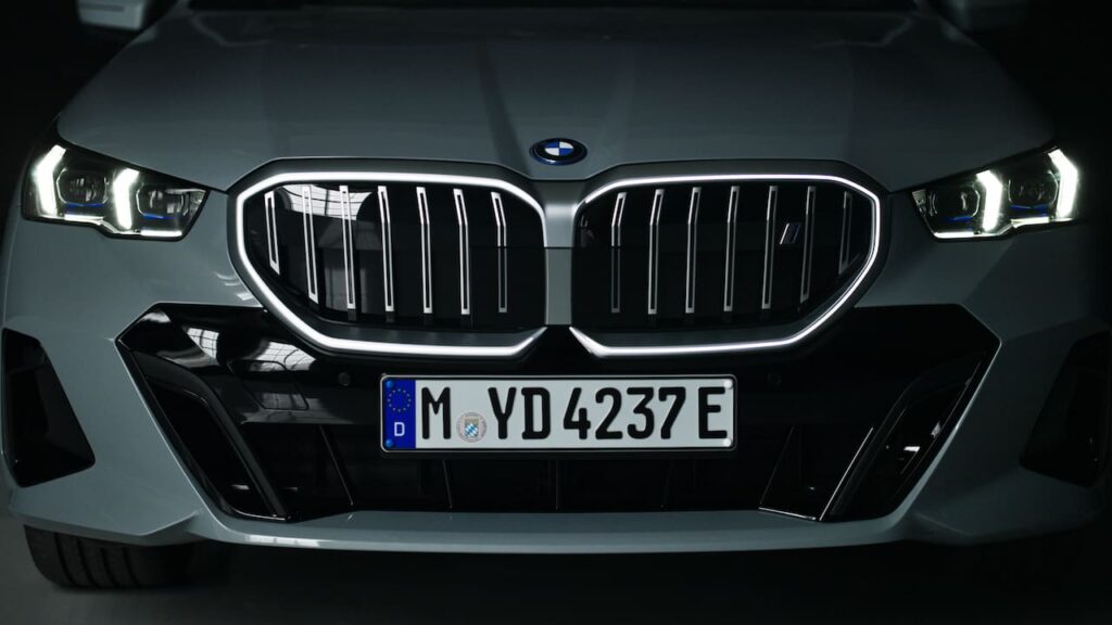 2024 BMW i5 eDrive40 BMW Iconic Glow grille light