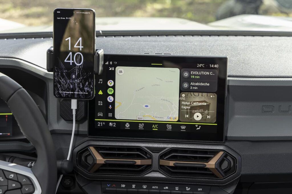 2024 Dacia Duster infotainment system and phone holder