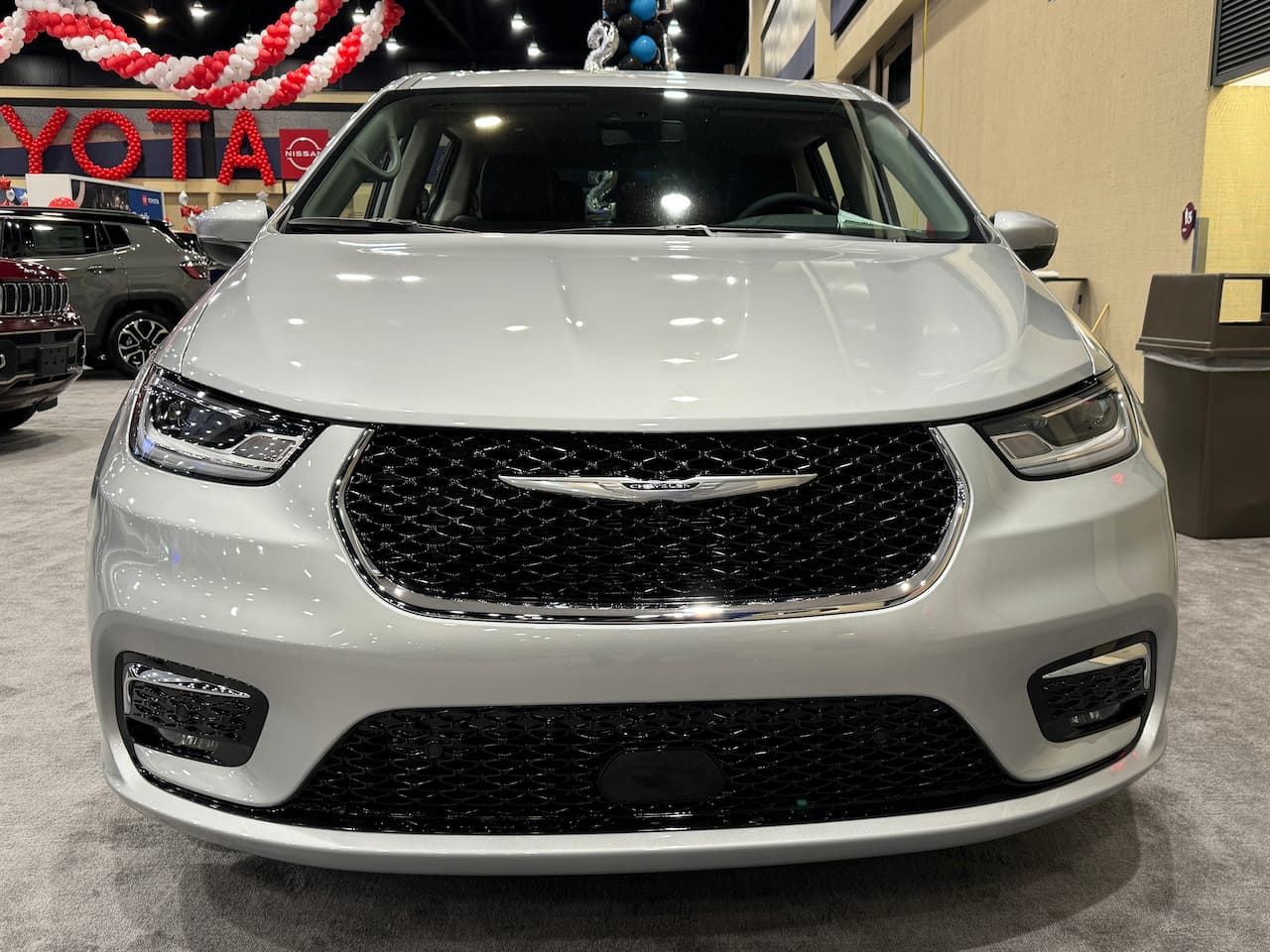 Chrysler Pacifica Hybrid front live image