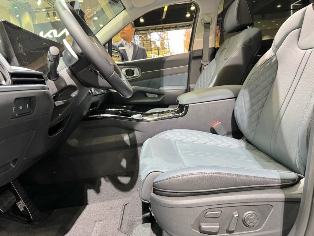 2025 Kia Sorento Hybrid driver's seat adjustment controls