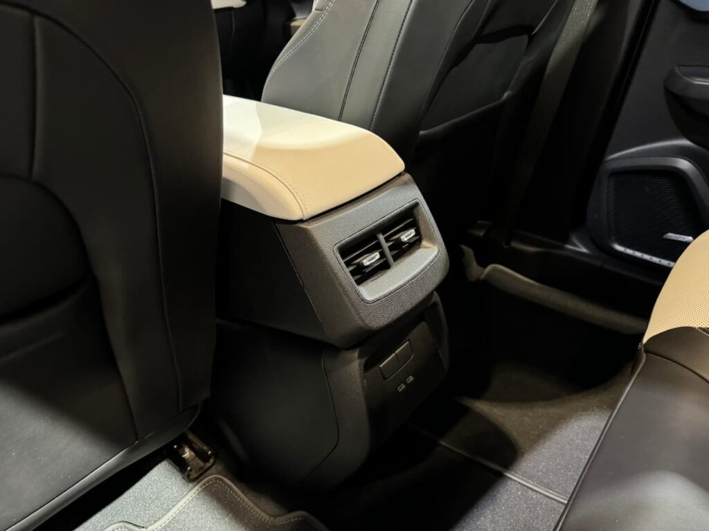 Chevrolet Equinox EV 3LT AWD rear AC vents live image