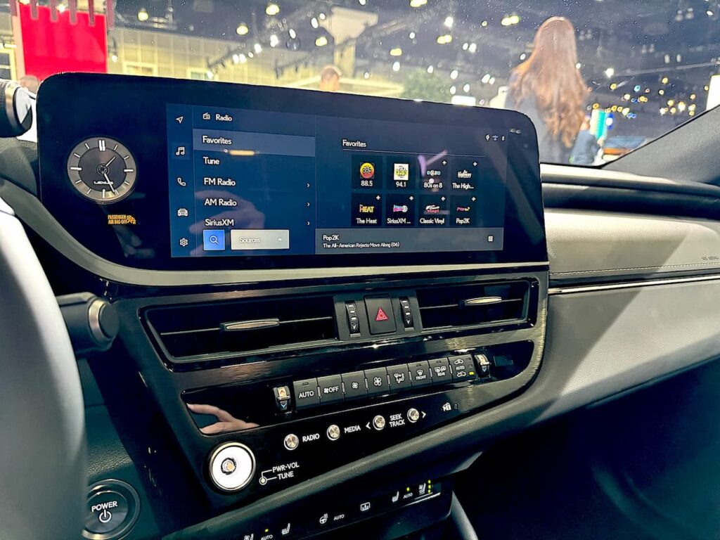 2024 Lexus ES 300h infotainment system