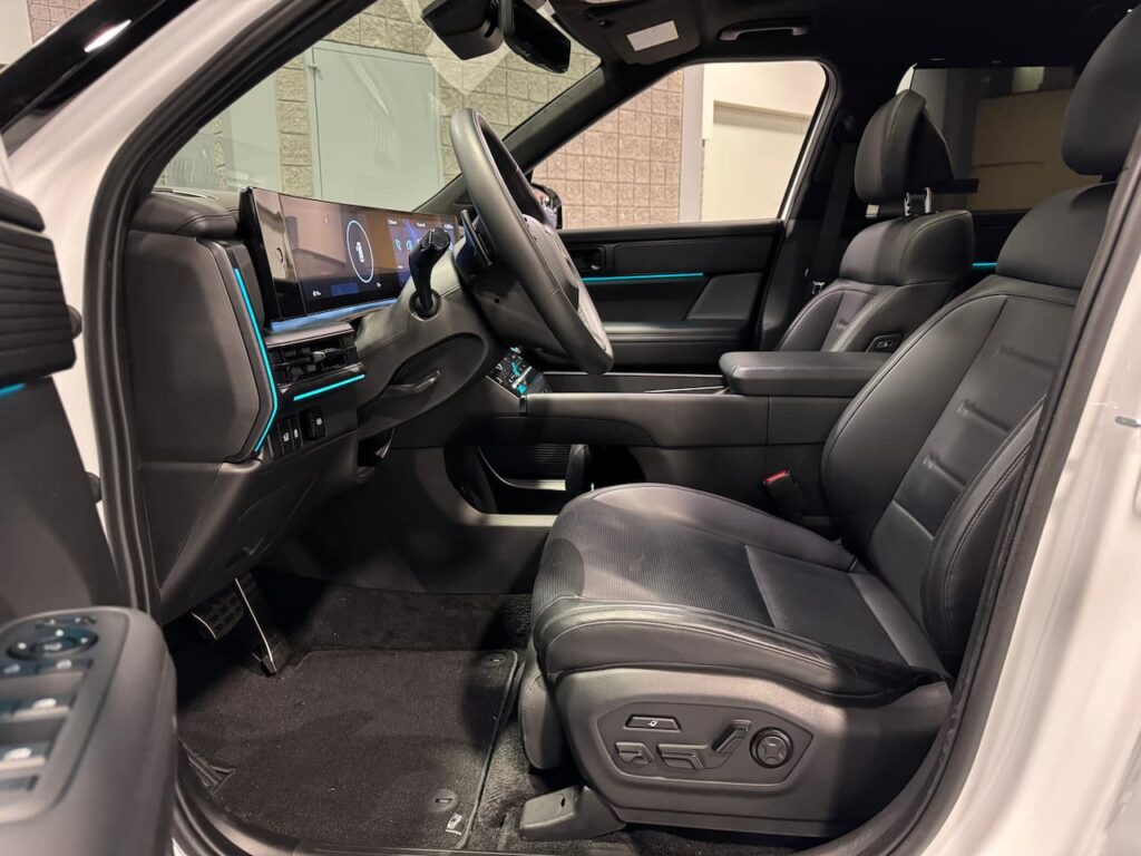 2024 Hyundai Santa Fe Hybrid driver's seat live image