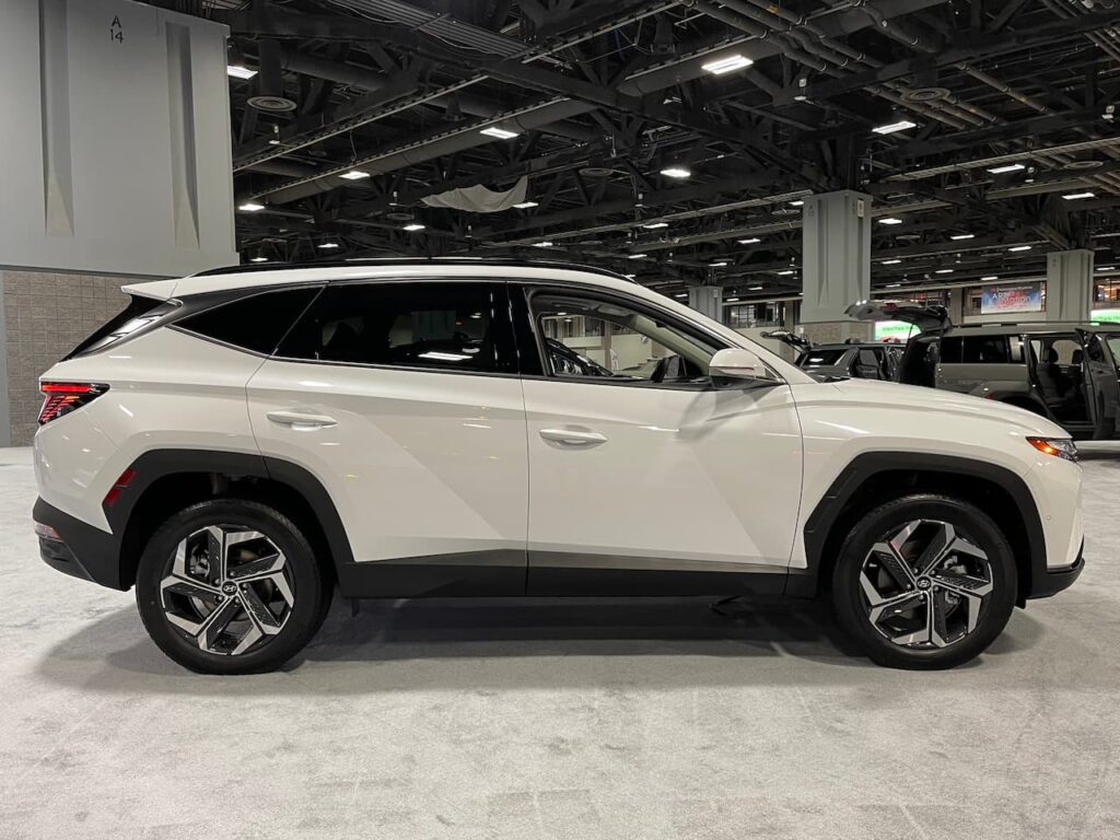2024 Hyundai Tucson Hybrid side profile