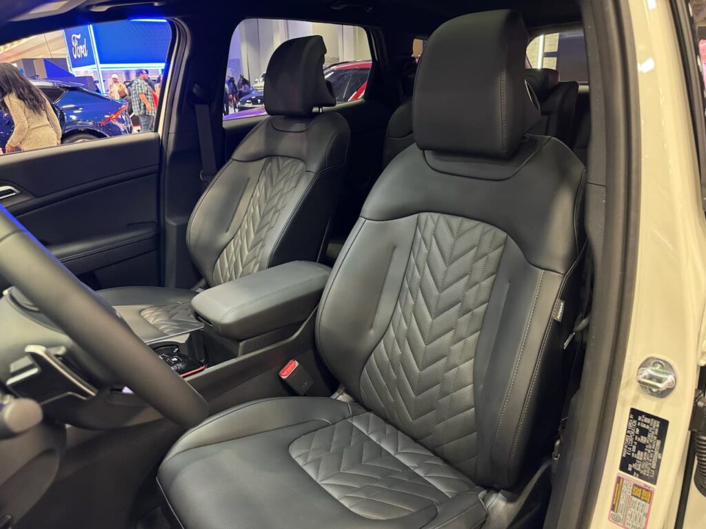2024 Kia Sportage Plug-in Hybrid front seats