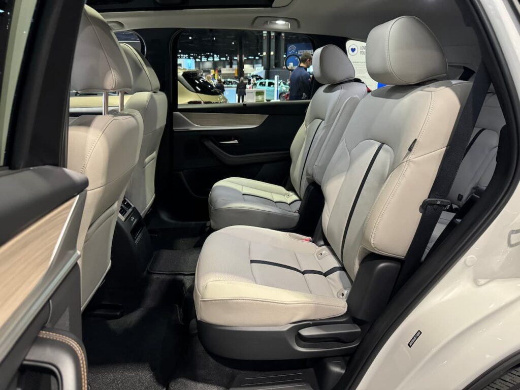 2024 Mazda CX-90 PHEV second-row seat live image