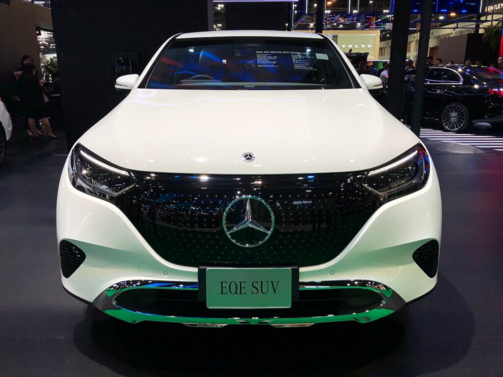 Mercedes EQE SUV front live image