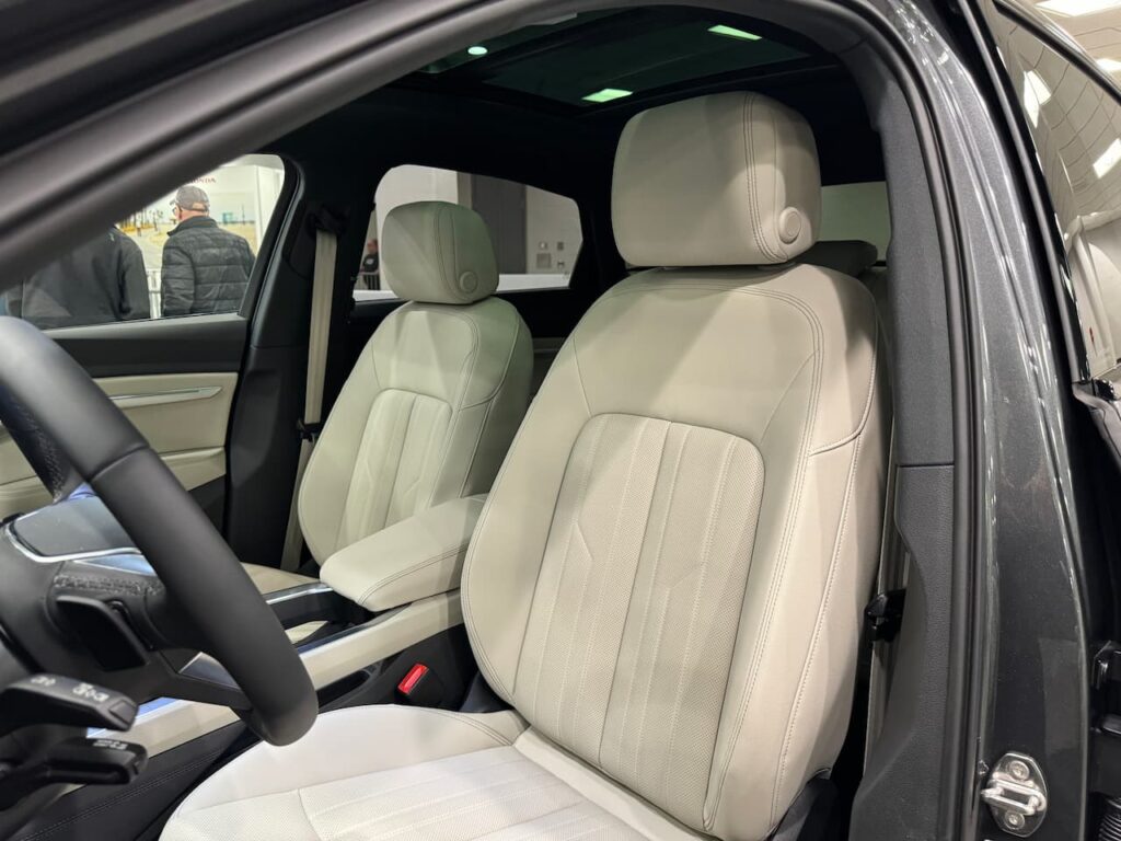 2024 Audi Q8 Sportback e-tron front seats live image