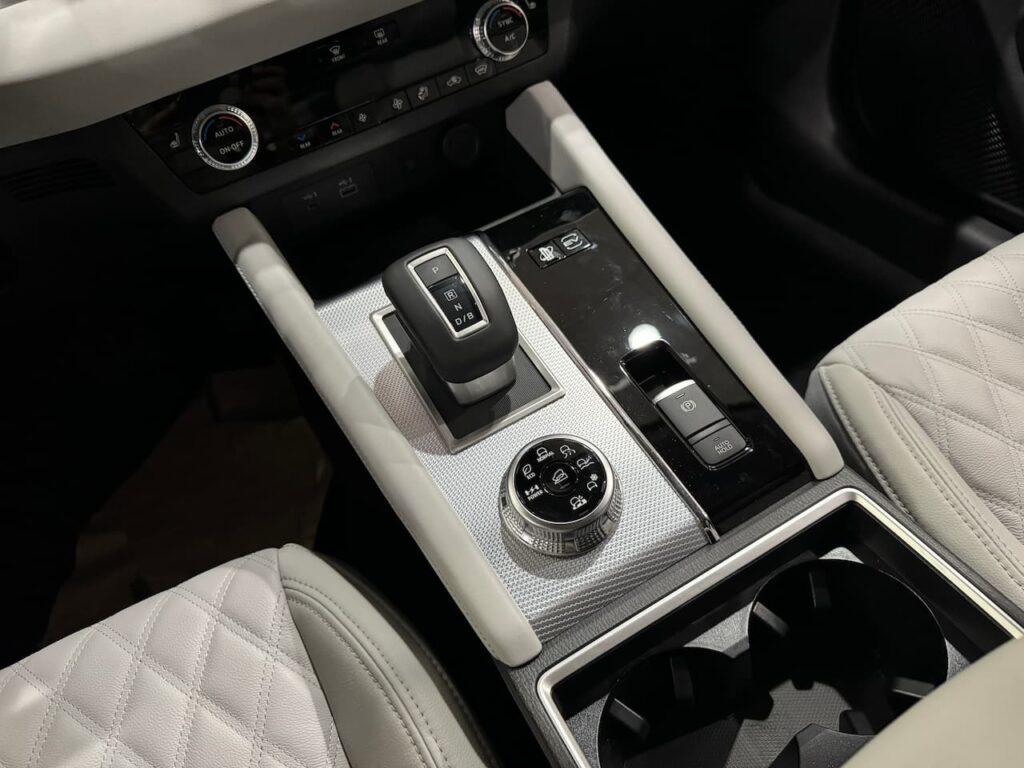 2024 Mitsubishi Outlander PHEV center console