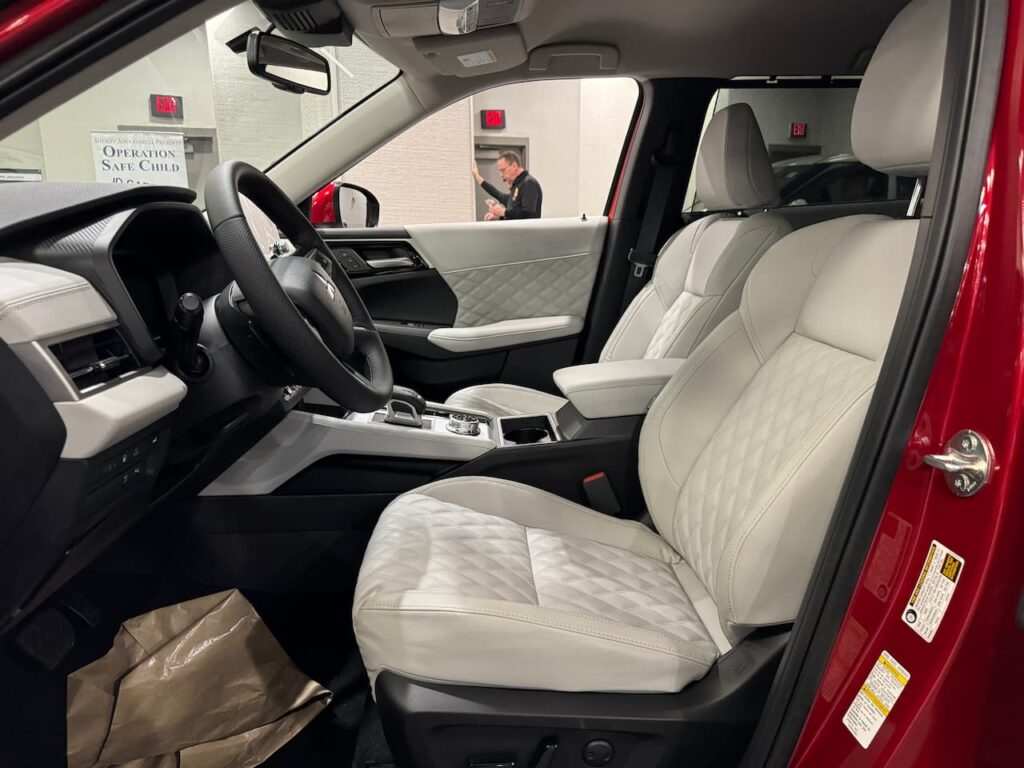 2024 Mitsubishi Outlander PHEV driver's seat