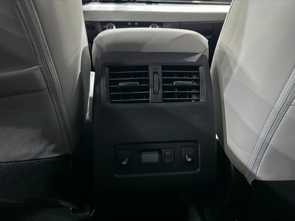 2024 Mitsubishi Outlander PHEV rear AC vents