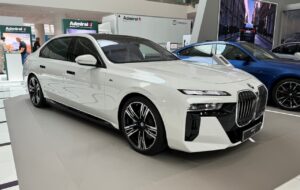 BMW i7 xDrive60 in Mineral White Metallic front three quarters